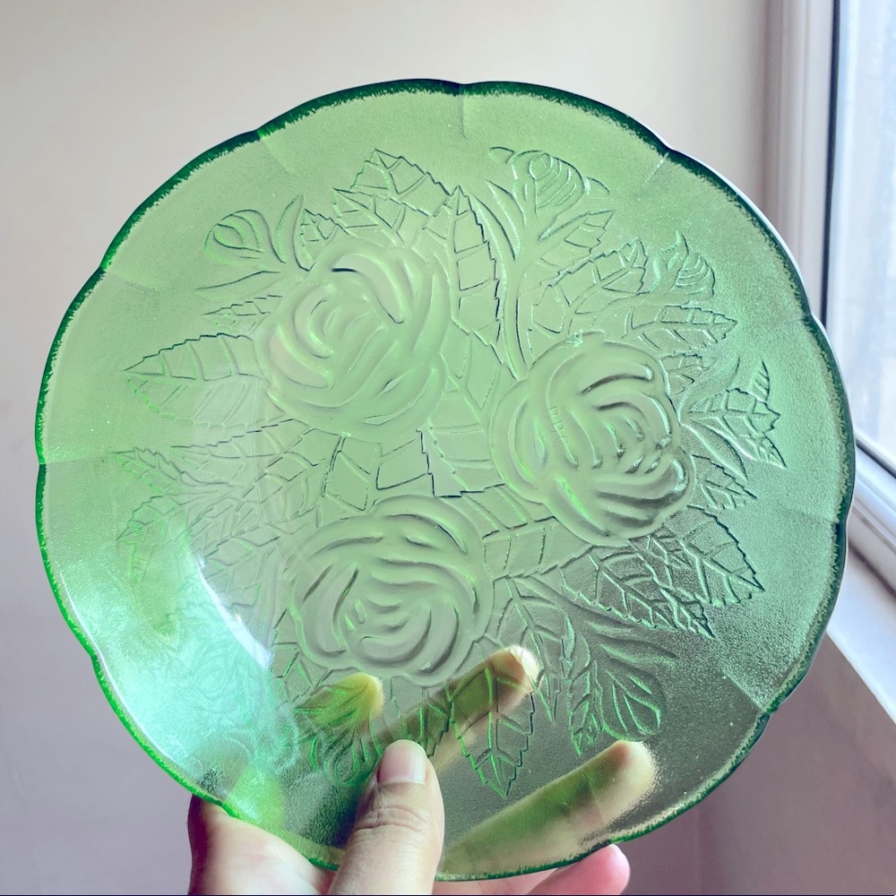 Set of 2 serving platters in cut glass. Size 6.5 inches each colour white &green - Picture 3 of 7